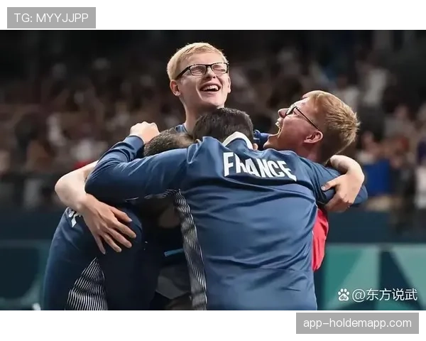 特写瞬间：维尔茨打入扳平球后冲向角旗区与勒沃库森球迷疯狂庆祝